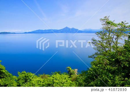 初夏の猪苗代湖と磐梯山（郡山市・湖南町） 41072030