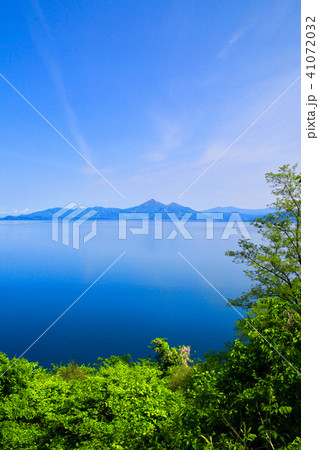 初夏の猪苗代湖と磐梯山（郡山市・湖南町） 41072032