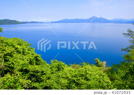 初夏の猪苗代湖と磐梯山（郡山市・湖南町） 41072035