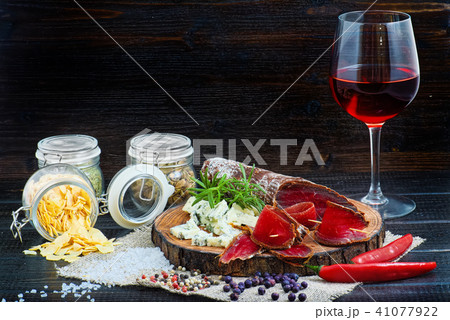 Sliced cured bresaola with spices  41077922