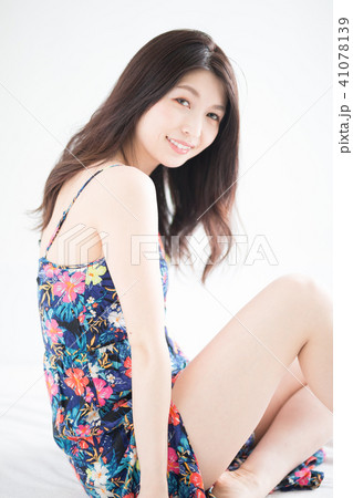 女性・ワンピース・白バック 41078139