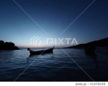 タイ・リペ島の小舟 / small boats at Koh Lipe, Thailand 41078209