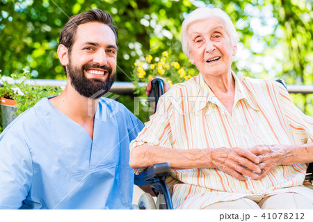Nurse having chat with senior woman in nursing home Nurse having chat with senior woman in nursing home 41078212