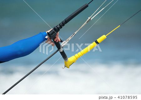 Kitesurfer ready for kitesurfing rides in blue sea 41078595