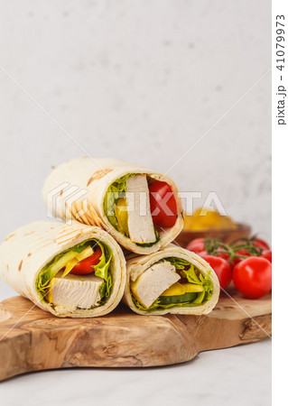 Grilled tortilla wraps with chicken and vegetable Grilled tortilla wraps with chicken and vegetable 41079973