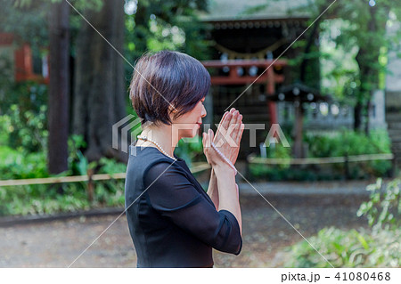 冠婚葬祭 夫婦編 お互いの思いやりを感じていただければ嬉しいですの写真素材