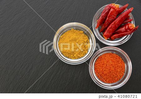 鷹の爪と一味唐辛子とカレーパウダー  41080721