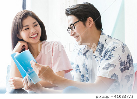 旅行の計画を立てる男女 旅行の計画を立てる男女 41083773