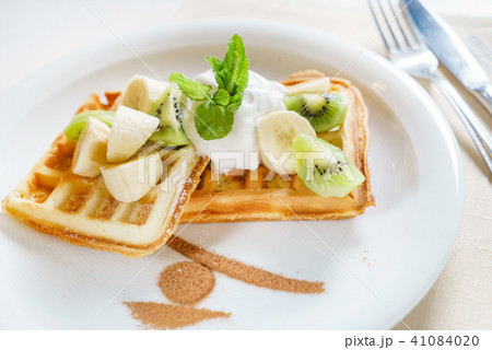 waffle with whipped cream 41084020