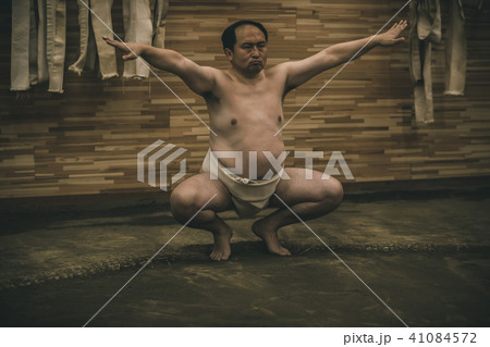 Sumo wrestling 41084572