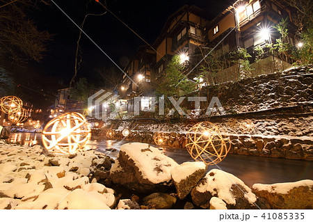 熊本県南小国町、黒川温泉の湯あかり【1月冬雪】 41085335