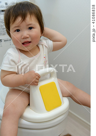 トイレ　トイレトレーニング　赤ちゃん 41086838