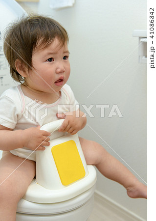 トイレ トイレトレーニング 赤ちゃんの写真素材