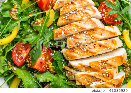 Chicken fillet with fresh vegetable salad 41086929