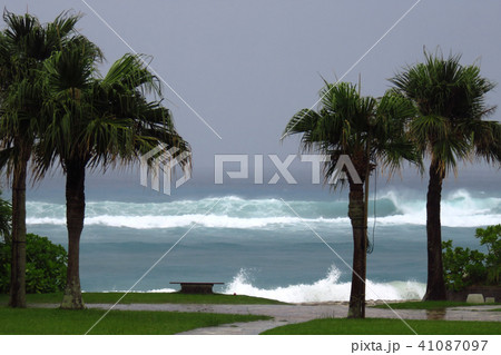 台風接近中の奄美の海岸 台風接近中の奄美の海岸 41087097