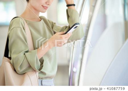 ビジネスウーマン 電車 通勤 撮影協力:京王電鉄株式会社 ビジネスウーマン 電車 通勤 撮影協力:京王電鉄株式会社 41087759