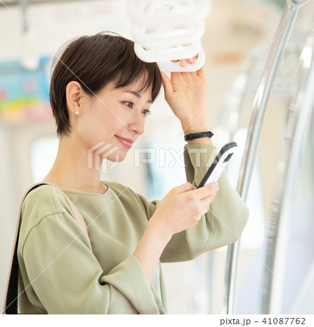 ビジネスウーマン 電車 通勤 撮影協力:京王電鉄株式会社 ビジネスウーマン 電車 通勤 撮影協力:京王電鉄株式会社 41087762
