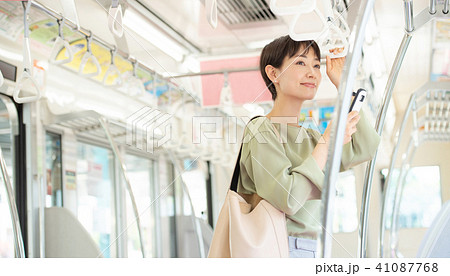 ビジネスウーマン 電車 通勤　撮影協力:京王電鉄株式会社 41087768