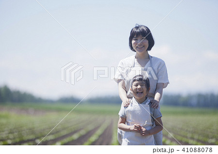 畑作業をする親子 41088078