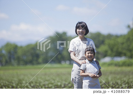 畑作業をする親子 畑作業をする親子 41088079