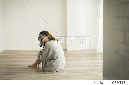 女性　別れ　イメージ 41089513