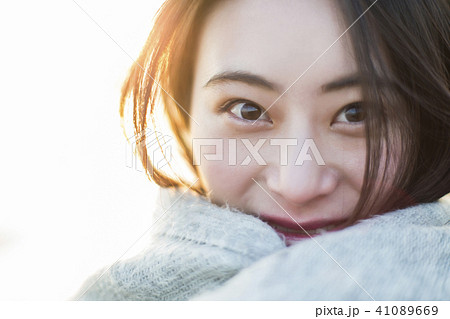 女性　海岸 41089669