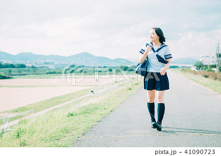 河川敷を歩く制服の高校生 41090723
