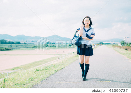 河川敷を歩く制服の高校生 41090727
