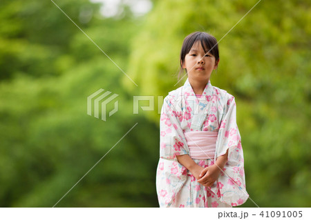 夏の公園にいる浴衣姿の女の子の子供 夏の公園にいる浴衣姿の女の子の子供 41091005