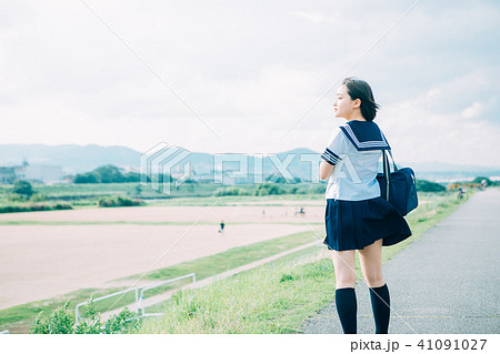 河川敷を歩く制服の高校生 41091027