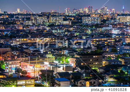 《東京都》新宿副都心と住宅街の夜景 41091028