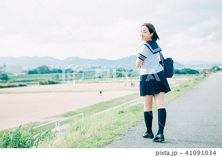河川敷を歩く制服の高校生 41091034
