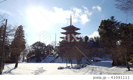 京都の天橋立の成相寺の五重塔の雪景色 41091111