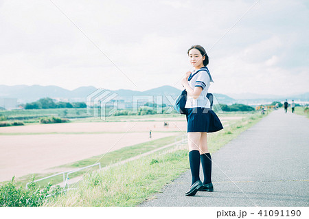 河川敷を歩く制服の高校生 41091190