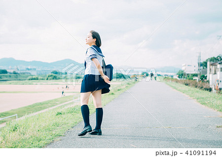 河川敷を歩く制服の高校生 41091194