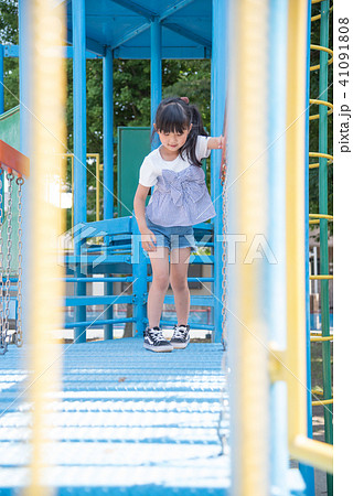 公園で遊ぶ女の子の写真素材