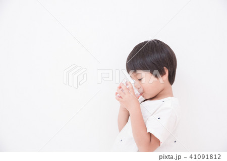 コップで水を飲む男の子 コップで水を飲む男の子 41091812