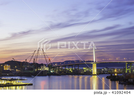 福岡市のランドマーク 荒津大橋の美しい夕景 41092404