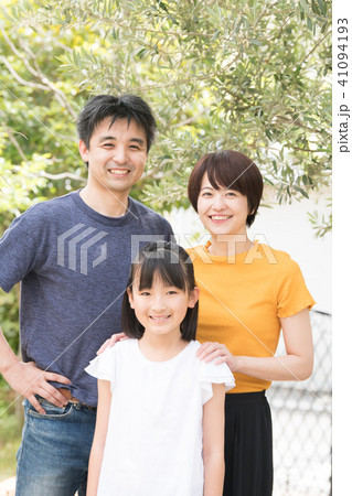 小学生のいる3人家族 ポートレート 小学生のいる3人家族 ポートレート 41094193