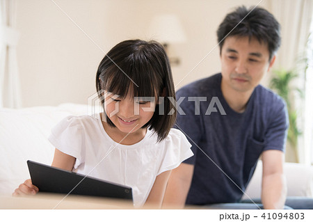 反抗期の娘を心配する父親の写真素材