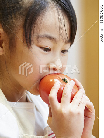 トマトを食べる子供 41095661