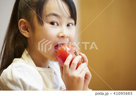 トマトを食べる子供 41095665