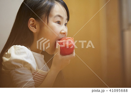 トマトを食べる子供 41095688