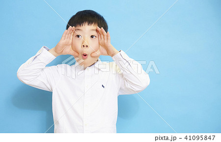 子供のポートレート 青バック 子供のポートレート 青バック 41095847
