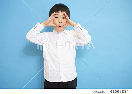 子供のポートレート 青バック 子供のポートレート 青バック 41095854