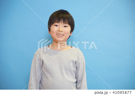 子供のポートレート　青バック 41095877