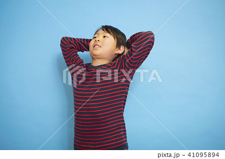 子供のポートレート　青バック 41095894
