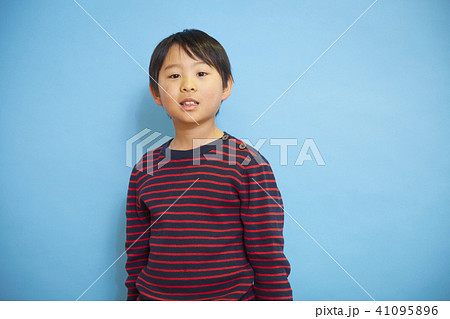 子供のポートレート　青バック 41095896
