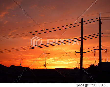 住宅街の夕焼けの写真素材 住宅街の夕焼けの写真素材