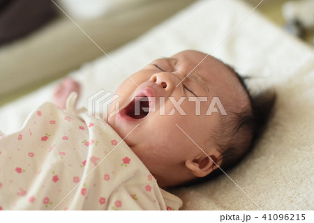 あくびする赤ちゃんの写真素材